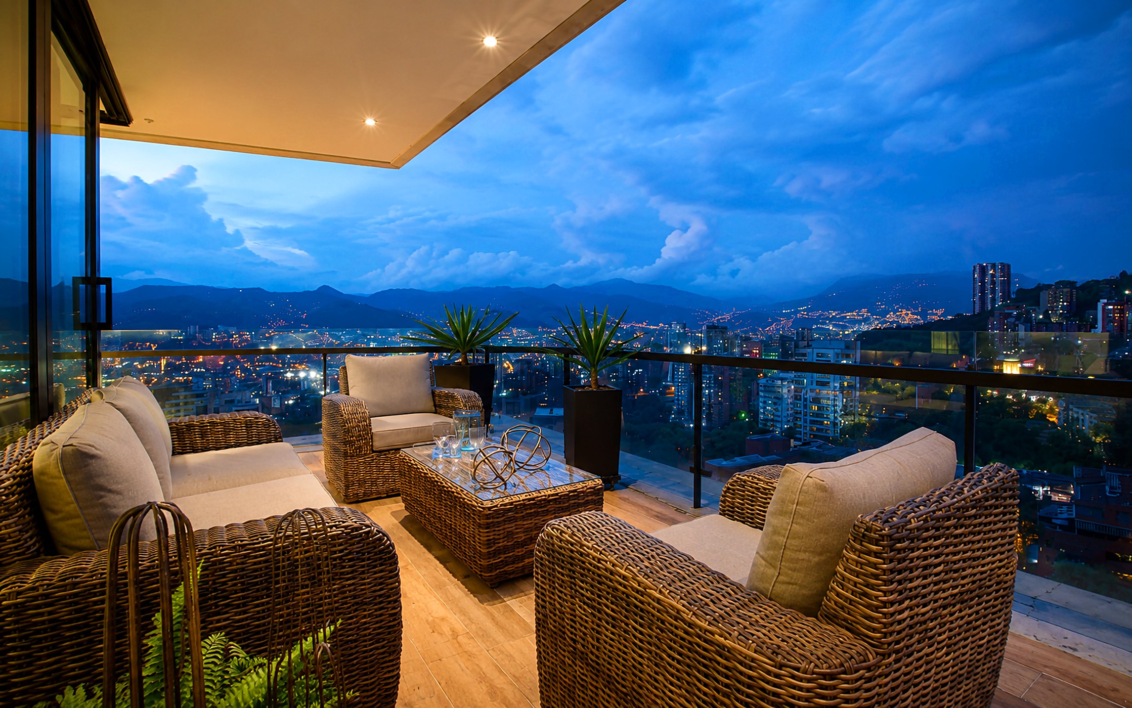 Villa moderna con piscina al atardecer